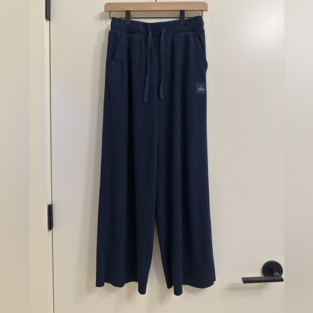 ALO Yoga muse wide leg pant (cropped)